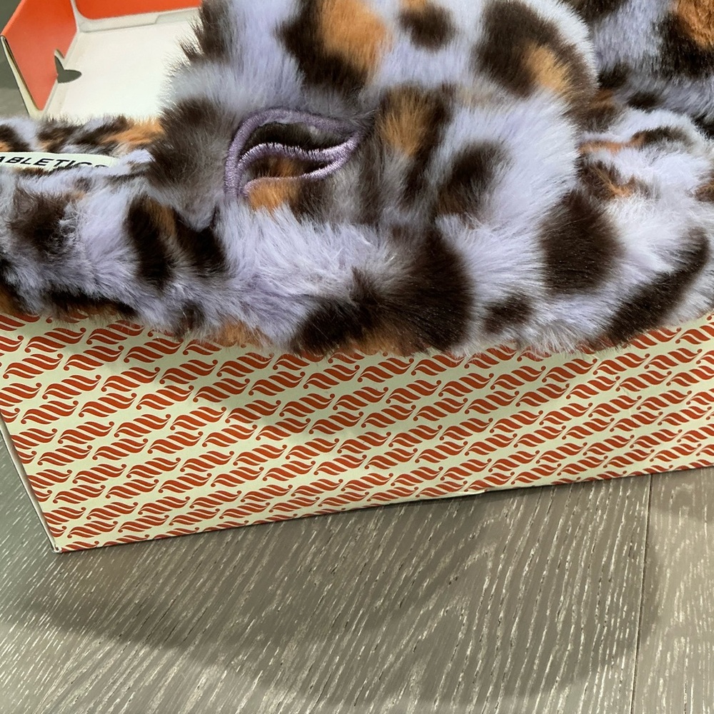 New in box- Fabletics lavender & brown fuzzy slippers sz 9 - Picture 4 of 4